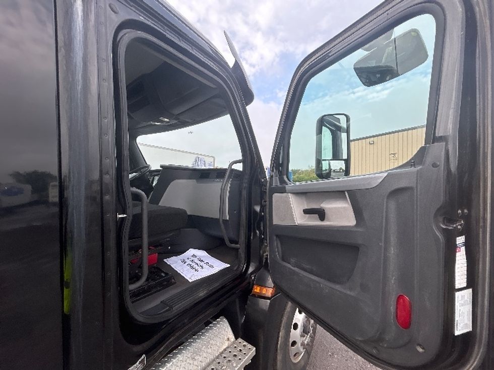 Day Cab Tractor-Heavy Duty Tractors-Freightliner-2019-T12664ST-Montreal-PQ-403,215\n\t\tkm-$ 65,500 - Image 12