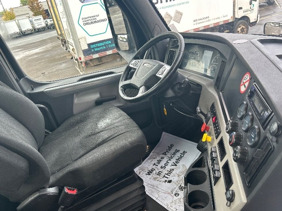 Day Cab Tractor-Heavy Duty Tractors-Freightliner-2019-T12664ST-Montreal-PQ-403,215\n\t\tkm-$ 65,500 - Image 14