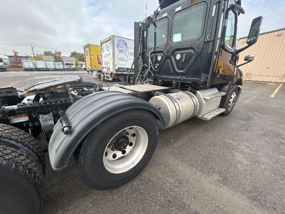 Day Cab Tractor-Heavy Duty Tractors-Freightliner-2019-T12664ST-Montreal-PQ-403,215\n\t\tkm-$ 65,500 - Image 17