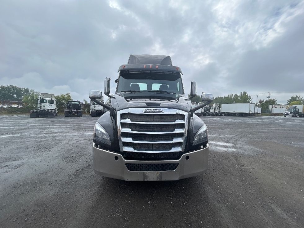 Day Cab Tractor-Heavy Duty Tractors-Freightliner-2019-T12664ST-Montreal-PQ-403,215\n\t\tkm-$ 65,500 - Image 2