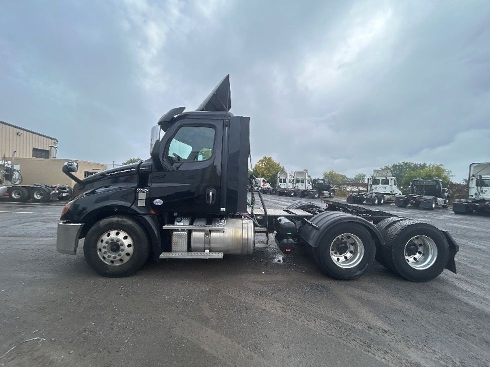 Day Cab Tractor-Heavy Duty Tractors-Freightliner-2019-T12664ST-Montreal-PQ-403,215\n\t\tkm-$ 65,500 - Image 4