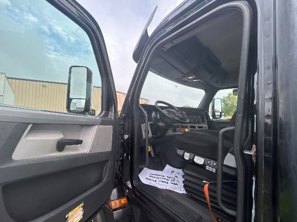 Day Cab Tractor-Heavy Duty Tractors-Freightliner-2019-T12664ST-Montreal-PQ-403,215\n\t\tkm-$ 65,500 - Image 9