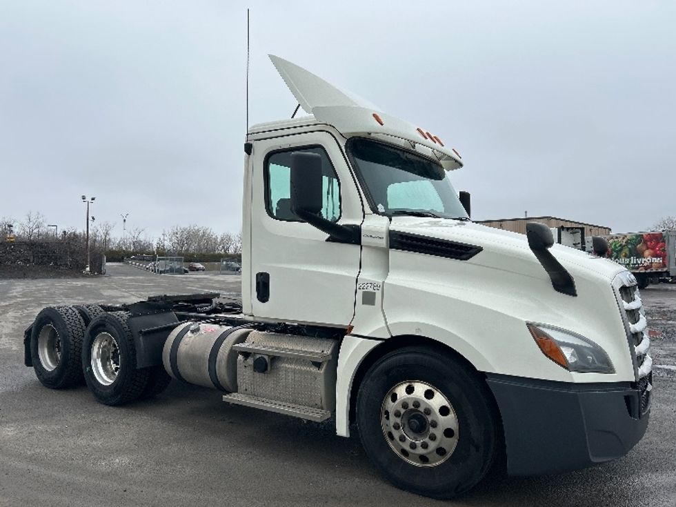 Day Cab Tractor-Heavy Duty Tractors-Freightliner-2019-T12664ST-Montreal-PQ-543,442\n\t\tkm-$ 56,250 - Image 1