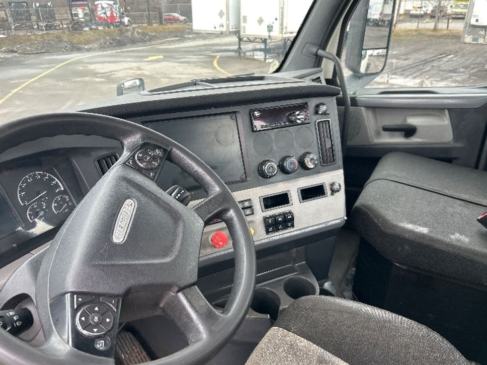 Day Cab Tractor-Heavy Duty Tractors-Freightliner-2019-T12664ST-Montreal-PQ-543,442\n\t\tkm-$ 56,250 - Image 10
