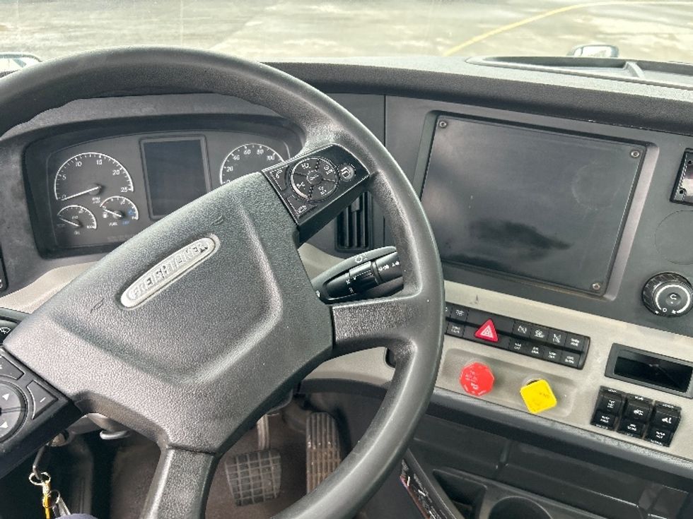 Day Cab Tractor-Heavy Duty Tractors-Freightliner-2019-T12664ST-Montreal-PQ-543,442\n\t\tkm-$ 56,250 - Image 11