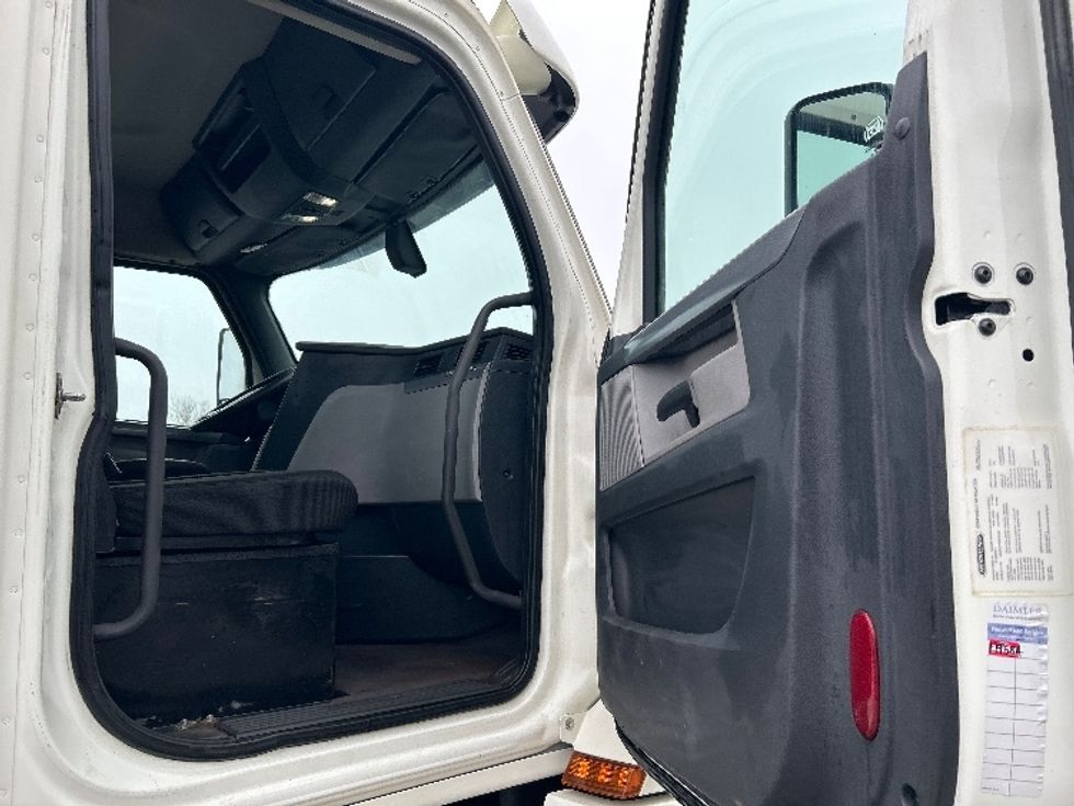 Day Cab Tractor-Heavy Duty Tractors-Freightliner-2019-T12664ST-Montreal-PQ-543,442\n\t\tkm-$ 56,250 - Image 12