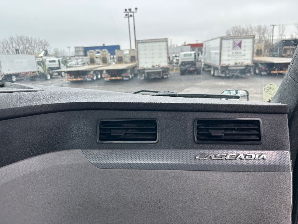 Day Cab Tractor-Heavy Duty Tractors-Freightliner-2019-T12664ST-Montreal-PQ-543,442\n\t\tkm-$ 56,250 - Image 13