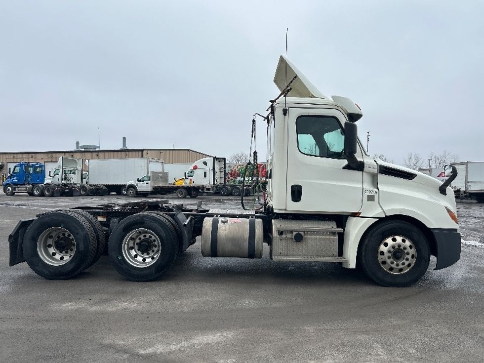 Day Cab Tractor-Heavy Duty Tractors-Freightliner-2019-T12664ST-Montreal-PQ-543,442\n\t\tkm-$ 56,250 - Image 8