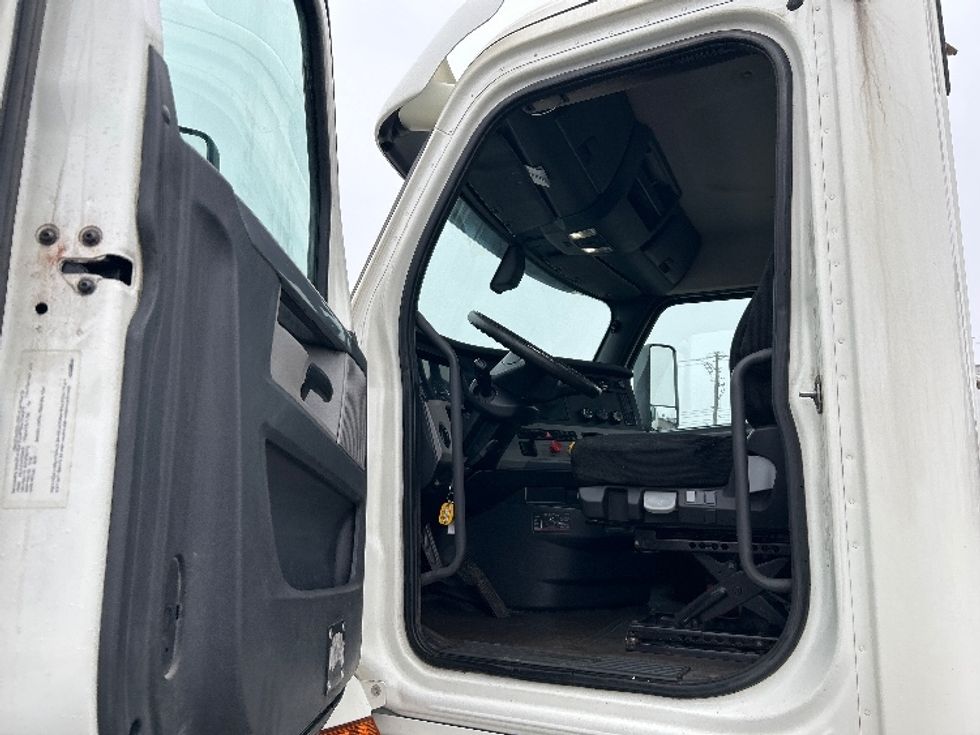 Day Cab Tractor-Heavy Duty Tractors-Freightliner-2019-T12664ST-Montreal-PQ-543,442\n\t\tkm-$ 56,250 - Image 9