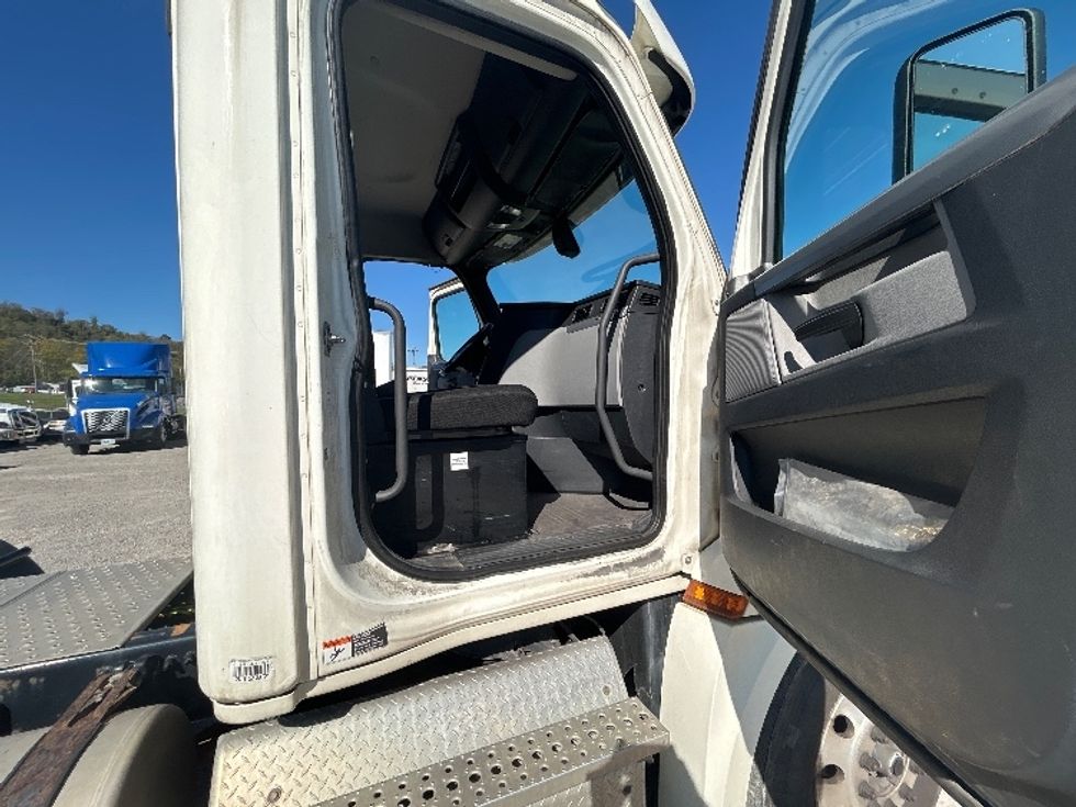 Day Cab Tractor-Heavy Duty Tractors-Freightliner-2019-T12664ST-Morgantown-WV-472,066\n\t\tmiles-$ 48,750 - Image 12