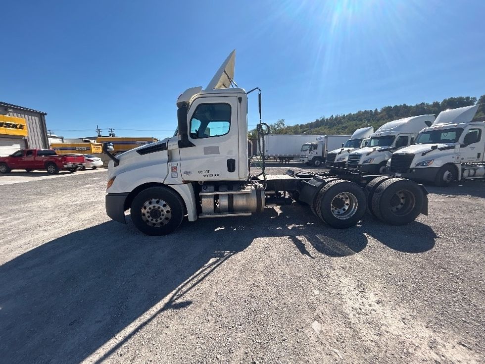 Day Cab Tractor-Heavy Duty Tractors-Freightliner-2019-T12664ST-Morgantown-WV-472,066\n\t\tmiles-$ 48,750 - Image 4