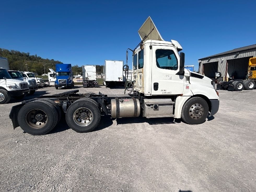 Day Cab Tractor-Heavy Duty Tractors-Freightliner-2019-T12664ST-Morgantown-WV-472,066\n\t\tmiles-$ 48,750 - Image 8