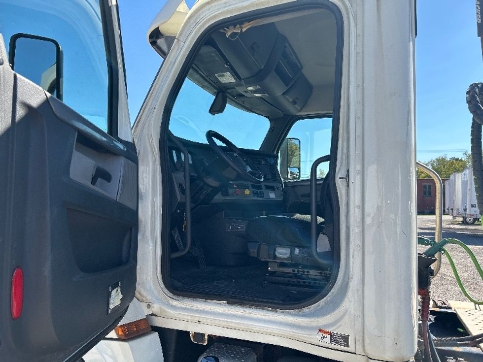 Day Cab Tractor-Heavy Duty Tractors-Freightliner-2019-T12664ST-Morgantown-WV-472,066\n\t\tmiles-$ 48,750 - Image 9