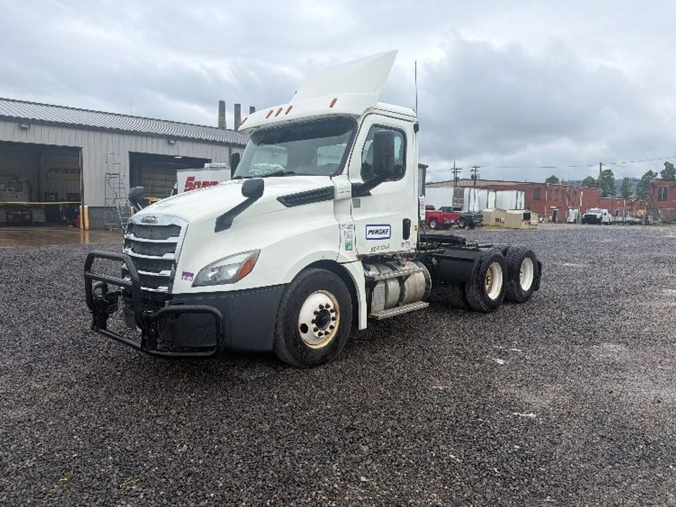 Day Cab Tractor-Heavy Duty Tractors-Freightliner-2019-T12664ST-Morgantown-WV-637,377\n\t\tmiles-$ 26,000 - Image 1