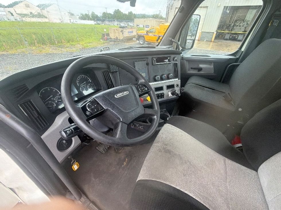 Day Cab Tractor-Heavy Duty Tractors-Freightliner-2019-T12664ST-Morgantown-WV-637,377\n\t\tmiles-$ 26,000 - Image 10