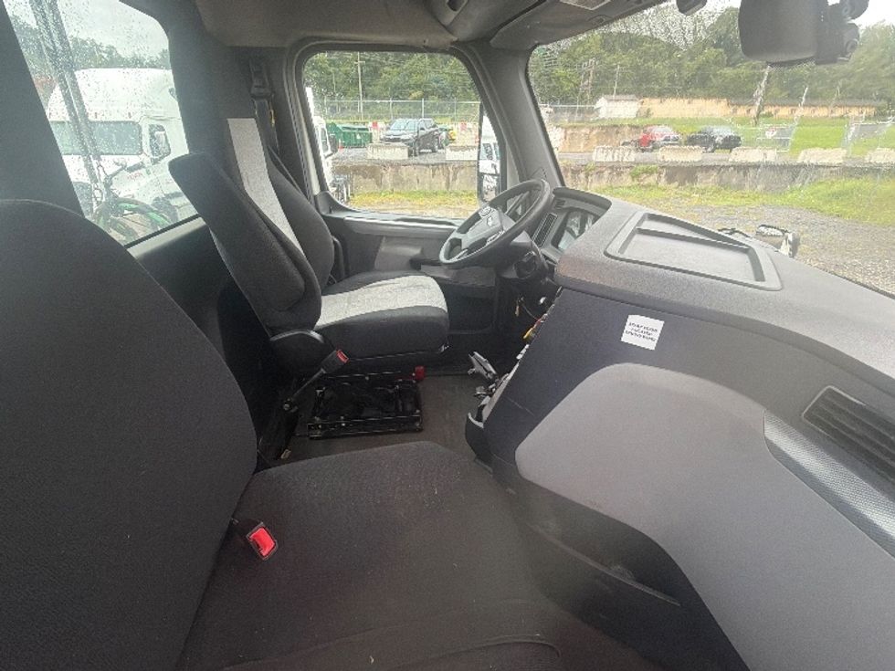 Day Cab Tractor-Heavy Duty Tractors-Freightliner-2019-T12664ST-Morgantown-WV-637,377\n\t\tmiles-$ 26,000 - Image 14