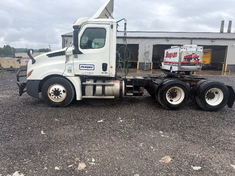 Day Cab Tractor-Heavy Duty Tractors-Freightliner-2019-T12664ST-Morgantown-WV-637,377\n\t\tmiles-$ 26,000 - Image 4