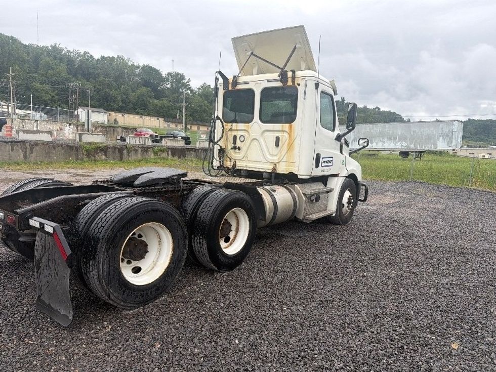 Day Cab Tractor-Heavy Duty Tractors-Freightliner-2019-T12664ST-Morgantown-WV-637,377\n\t\tmiles-$ 26,000 - Image 7