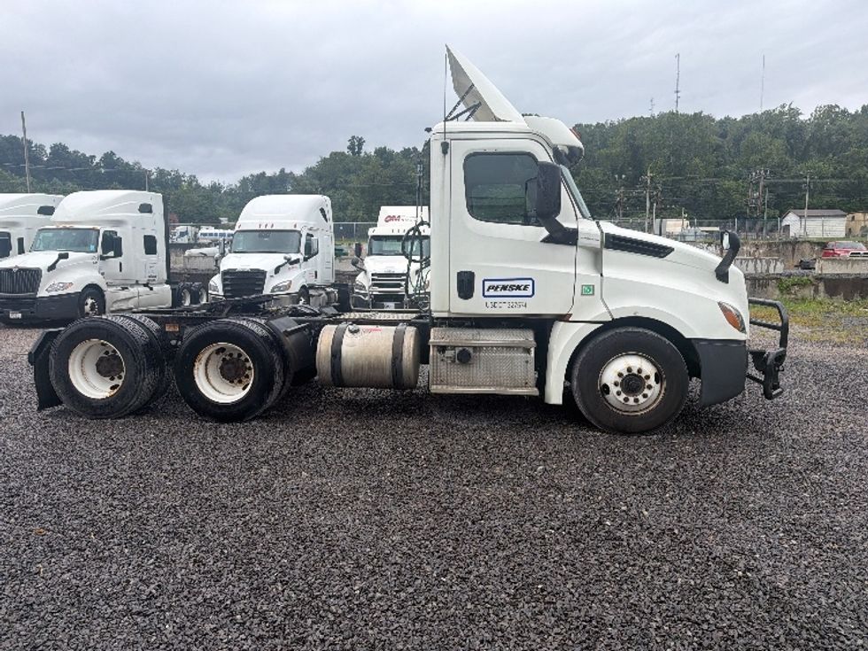Day Cab Tractor-Heavy Duty Tractors-Freightliner-2019-T12664ST-Morgantown-WV-637,377\n\t\tmiles-$ 26,000 - Image 8