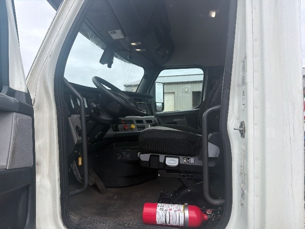 Day Cab Tractor-Heavy Duty Tractors-Freightliner-2019-T12664ST-Morgantown-WV-637,377\n\t\tmiles-$ 26,000 - Image 9