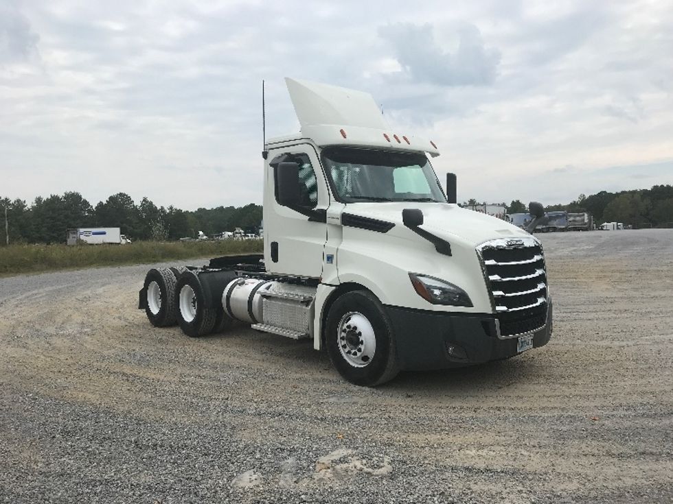 Day Cab Tractor-Heavy Duty Tractors-Freightliner-2019-T12664ST-Morristown-TN-571,502\n\t\tmiles-$ 28,500 - Image 1