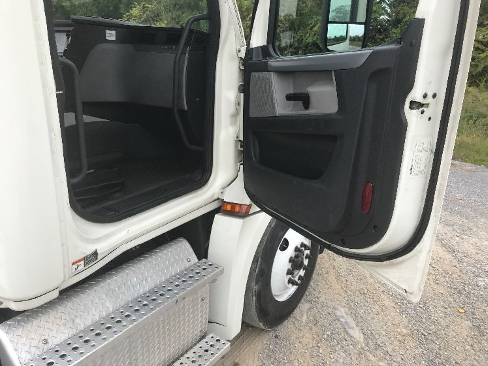 2019 Freightliner Cascadia 126" Day cab photo 12
