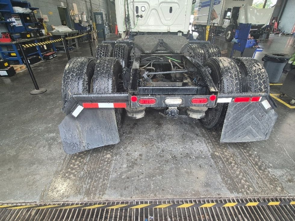 2019 Freightliner Cascadia 126" Day cab photo 6