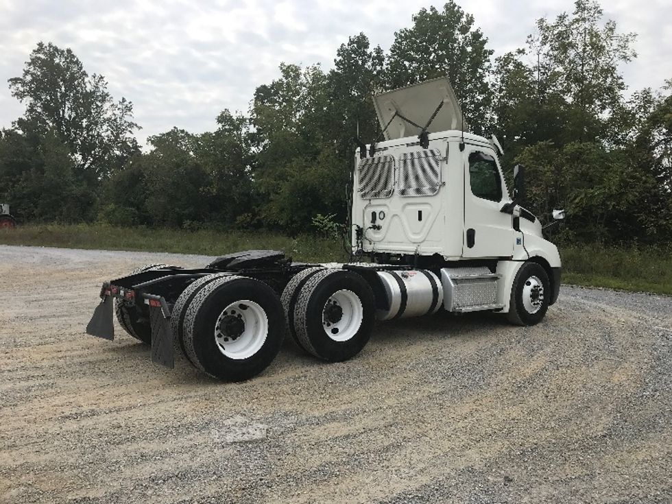 2019 Freightliner Cascadia 126" Day cab photo 7