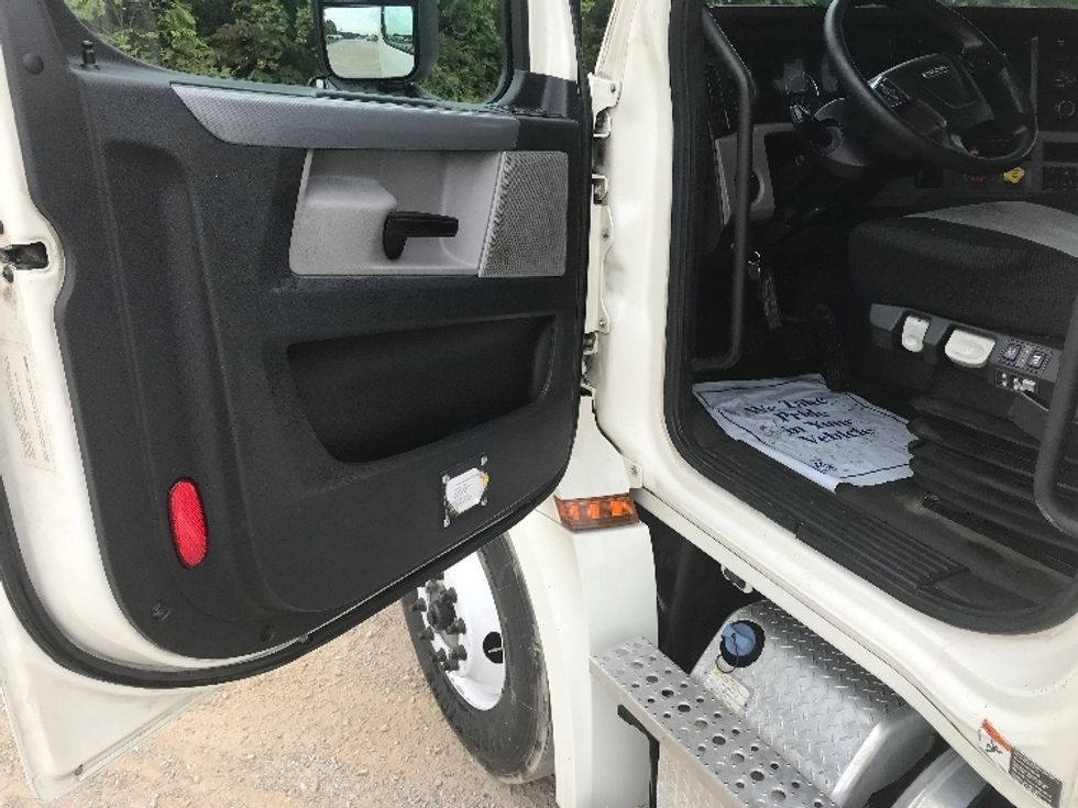 2019 Freightliner Cascadia 126" Day cab photo 9