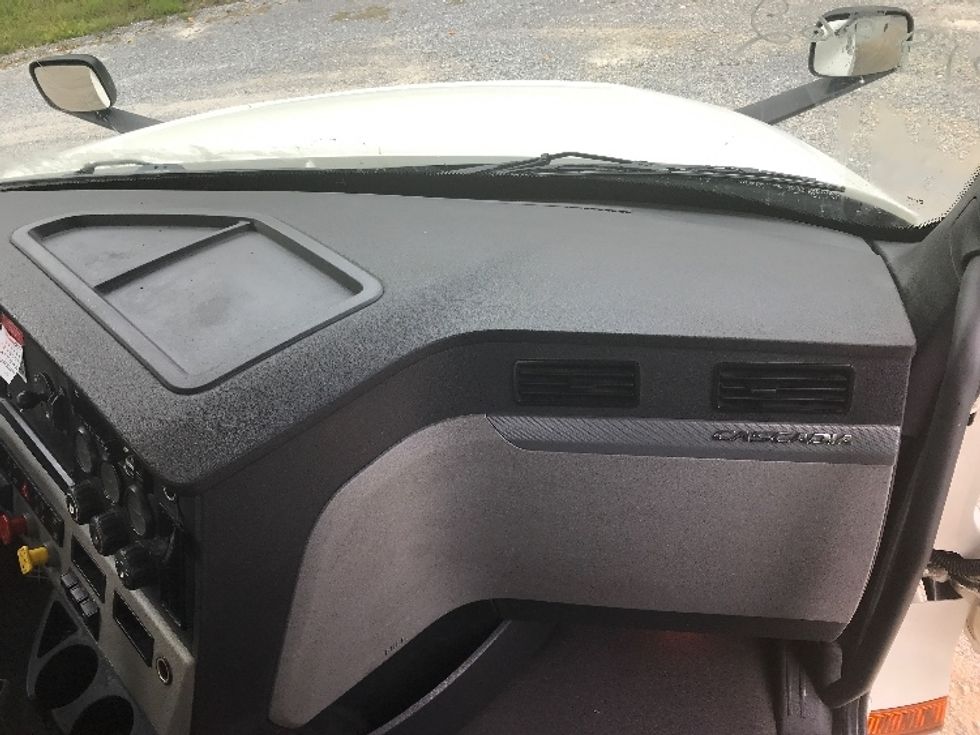 Day Cab Tractor-Heavy Duty Tractors-Freightliner-2019-T12664ST-Morristown-TN-578,313\n\t\tmiles-$ 28,000 - Image 13