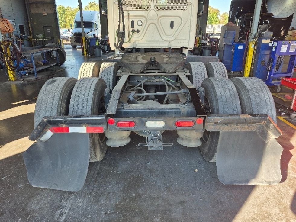 Day Cab Tractor-Heavy Duty Tractors-Freightliner-2019-T12664ST-Morristown-TN-578,313\n\t\tmiles-$ 28,000 - Image 6