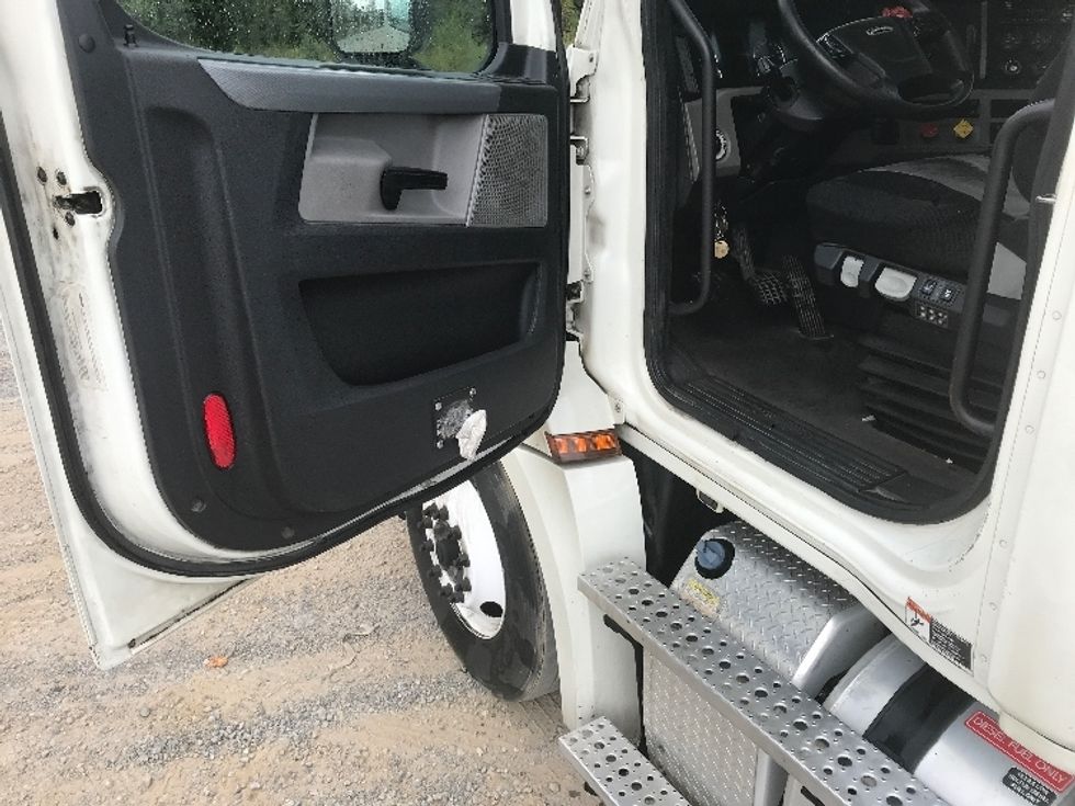 Day Cab Tractor-Heavy Duty Tractors-Freightliner-2019-T12664ST-Morristown-TN-578,313\n\t\tmiles-$ 28,000 - Image 9