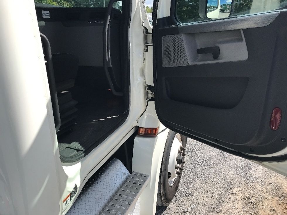 Day Cab Tractor-Heavy Duty Tractors-Freightliner-2019-T12664ST-Morristown-TN-588,758\n\t\tmiles-$ 27,000 - Image 12