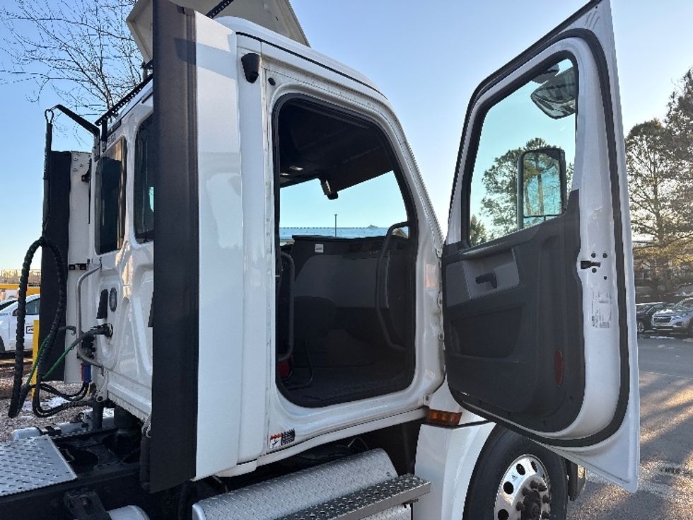 Day Cab Tractor-Heavy Duty Tractors-Freightliner-2019-T12664ST-Morrisville-NC-546,150\n\t\tmiles-$ 37,500 - Image 12