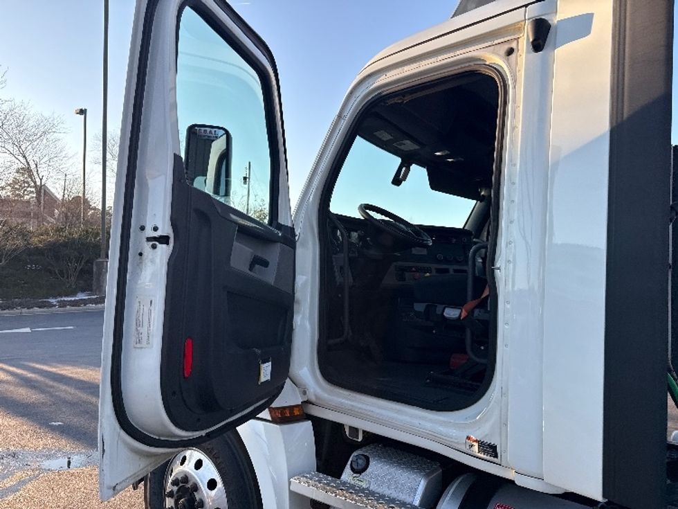Day Cab Tractor-Heavy Duty Tractors-Freightliner-2019-T12664ST-Morrisville-NC-546,150\n\t\tmiles-$ 37,500 - Image 9