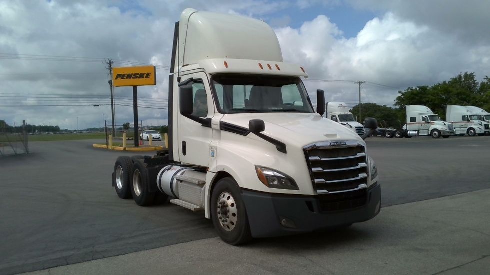 Day Cab Tractor-Heavy Duty Tractors-Freightliner-2019-T12664ST-Mount Juliet-TN-314,002\n\t\tmiles-$ 53,750 - Image 1