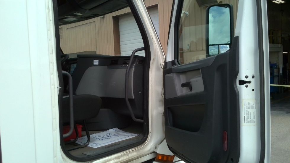 Day Cab Tractor-Heavy Duty Tractors-Freightliner-2019-T12664ST-Mount Juliet-TN-314,002\n\t\tmiles-$ 53,750 - Image 12