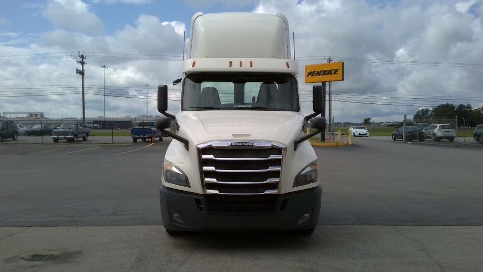 Day Cab Tractor-Heavy Duty Tractors-Freightliner-2019-T12664ST-Mount Juliet-TN-314,002\n\t\tmiles-$ 53,750 - Image 2