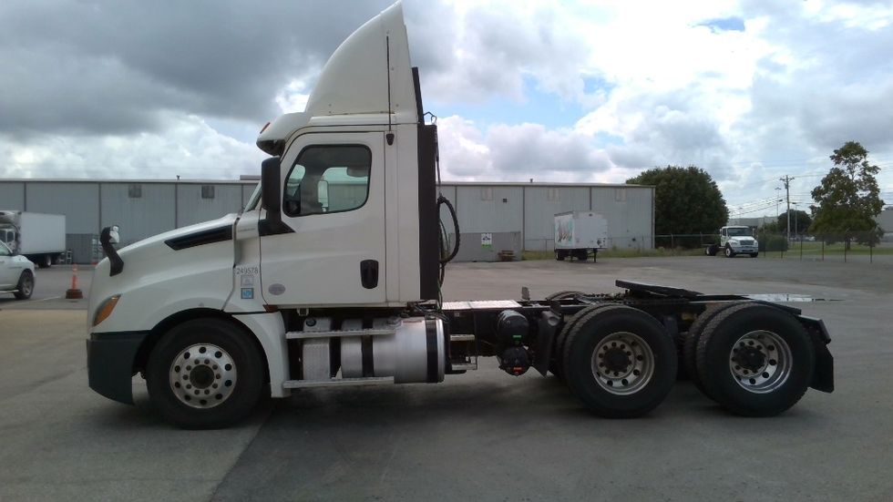 Day Cab Tractor-Heavy Duty Tractors-Freightliner-2019-T12664ST-Mount Juliet-TN-314,002\n\t\tmiles-$ 53,750 - Image 4