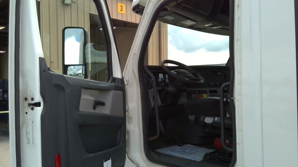 Day Cab Tractor-Heavy Duty Tractors-Freightliner-2019-T12664ST-Mount Juliet-TN-314,002\n\t\tmiles-$ 53,750 - Image 9