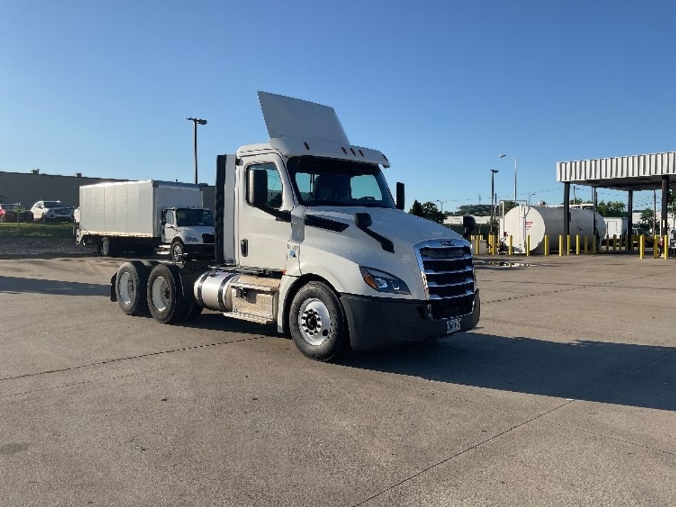 Day Cab Tractor-Heavy Duty Tractors-Freightliner-2019-T12664ST-Mount Juliet-TN-504,753\n\t\tmiles-$ 38,500 - Image 1