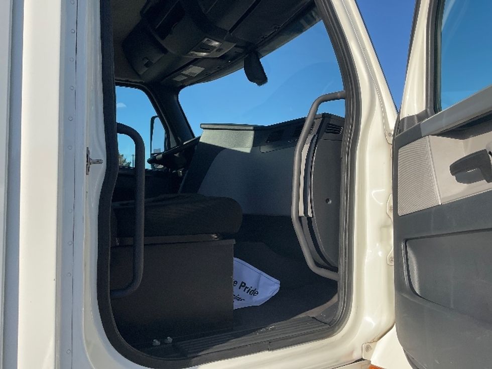 Day Cab Tractor-Heavy Duty Tractors-Freightliner-2019-T12664ST-Mount Juliet-TN-504,753\n\t\tmiles-$ 38,500 - Image 12