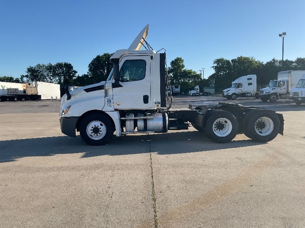 Day Cab Tractor-Heavy Duty Tractors-Freightliner-2019-T12664ST-Mount Juliet-TN-504,753\n\t\tmiles-$ 38,500 - Image 4