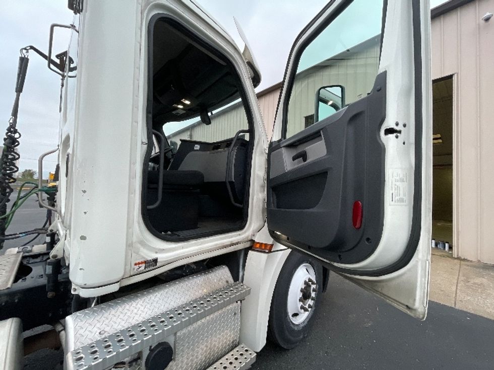 Day Cab Tractor-Heavy Duty Tractors-Freightliner-2019-T12664ST-Mount Juliet-TN-518,234\n\t\tmiles-$ 46,000 - Image 11