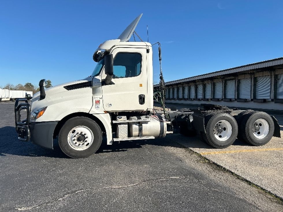 Day Cab Tractor-Heavy Duty Tractors-Freightliner-2019-T12664ST-Mount Juliet-TN-518,234\n\t\tmiles-$ 46,000 - Image 4