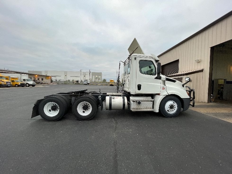 Day Cab Tractor-Heavy Duty Tractors-Freightliner-2019-T12664ST-Mount Juliet-TN-518,234\n\t\tmiles-$ 46,000 - Image 8