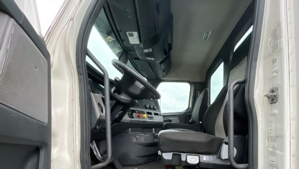 Day Cab Tractor-Heavy Duty Tractors-Freightliner-2019-T12664ST-Mount Juliet-TN-518,234\n\t\tmiles-$ 46,000 - Image 9