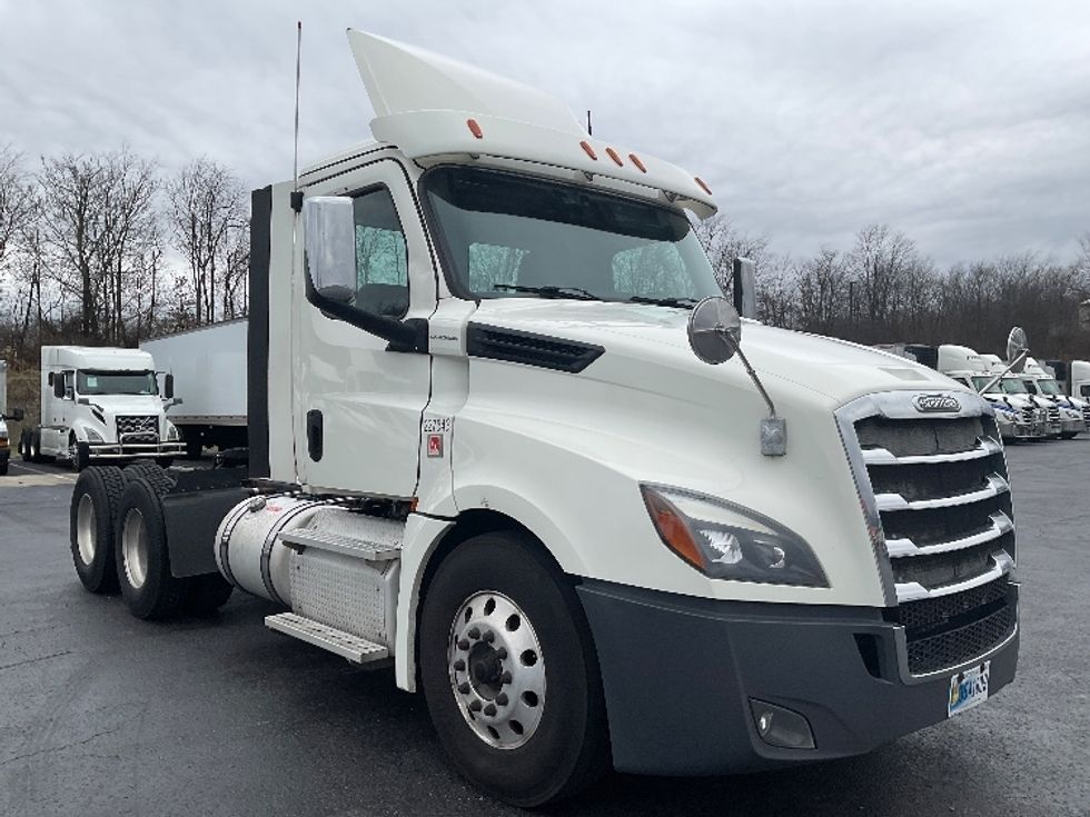 Day Cab Tractor-Heavy Duty Tractors-Freightliner-2019-T12664ST-Mount Pleasant-PA-420,155\n\t\tmiles-$ 47,000 - Image 1