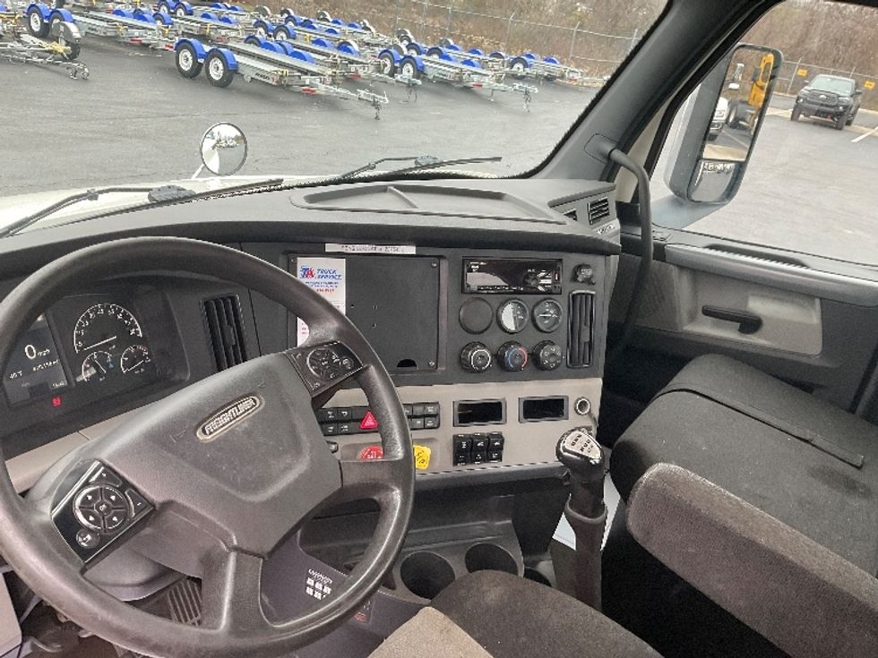 Day Cab Tractor-Heavy Duty Tractors-Freightliner-2019-T12664ST-Mount Pleasant-PA-420,155\n\t\tmiles-$ 47,000 - Image 10