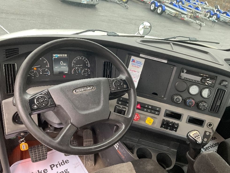 Day Cab Tractor-Heavy Duty Tractors-Freightliner-2019-T12664ST-Mount Pleasant-PA-420,155\n\t\tmiles-$ 47,000 - Image 11